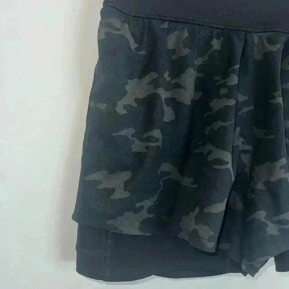 ••SOLD Spanx The Get Moving Short Camo medium - Picture 6 of 8